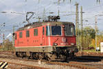 Re 420 337-8 durchfährt solo den badischen Bahnhof. Die Aufnahme stammt vom 06.11.2019.