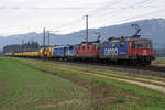 Bunter Güterzug von SBB CARGO mit Re 420 Doppeltraktion blau/rot bei Deitingen am 18. Dezember 2019. Besondere Beachtung gilt dem mitgeführten Tm von WRS.
Foto: Walter Ruetsch 