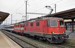 Re 4/4 II 11301 und Re 4/4 II 11108 im Swiss Express-Look sind am 30.12.2019 gemeinsam vor dem IR nach Basel SBB tätig, aufgenommen in Brugg AG.