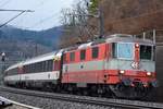 Re 4/4 II 11108 zieht am 27.12.2019 einen IR nach Zürich HB bei Schinznach-Dorf in Richtung Brugg AG.