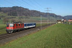 Re 4/4 II 11128 mit dem bekannten Jail Train bei Riedtwil unterwegs am 7.