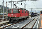 Der Venice-Simplon-Orient-Express (VSOE) von Belmond Ltd. legt auf seiner wöchentlichen Reise von London Victoria (GB) nach Venezia Santa Lucia (I) einen längeren Halt im Grenzbahnhof Chiasso (CH) ein, um für die Weiterfahrt nach Italien die Lok zu wechseln sowie Wasser an den 16 Wagen der Compagnie Internationale des Wagons-Lits (CIWL | Newrest Group) abzupumpen und aufzufüllen. Obwohl nicht eingeplant, blieb noch genug Zeit für Fotos.
Nachdem bereits die erste Zuglok, Re 4/4 II 11198 (420 198-4) SBB, das Gleis verlassen hat, folgt etwas später die dahinter eingereihte Re 4/4 II 11304 (420 304-8).
Beide Loks machen für E.402 114-9 (E.402B) der Trenitalia S.p.A. (FS) Platz, welche dann die Wagen bis zum Endbahnhof befördern wird.
[20.9.2019 | 13:54 Uhr]