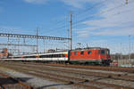 Re 4/4 II 11149 durchfährt den Bahnhof Muttenz. Die Aufnahme stammt vom 16.02.2020.