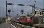 Der Dispozug verlässt in der Fahrlage des IR90 1710 mit der SBB Re 4/4 II 11194 an der Spitze und der dies Bild bestimmenden  Re 4/4 II 11197 den Bahnhof von Lausanne in Richtung Genève.