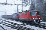 Am Morgen des 26. Februar 2020 konnte man in Gerlafingen nur während einer sehr kurzen Zeit Güterzüge bei winterlicher Stimmung fotografieren. 
Schwerer Güterzug von SBB CARGO mit Re 420 347-7 und 430 351-7 anlässlich der Bahnhofsausfahrt Gerlafingen in Richtung Solothurn.
Fotostandort Güterrampe, Bildausschnitt Fotoshop.
Schöne Fotos entstehen bei schönem Wetter. Da die Bahn bei jedem Wetter unterwegs ist, zeige ich zur Abwechslung auch einmal sehr gerne Schlechtwetterbilder.
Foto: Walter Ruetsch