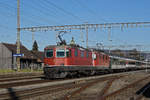 Doppeltraktion, mit den Re 4/4 II 11143 und 11146 durchfährt den Bahnhof Rupperswil. Die Aufnahme stammt vom 24.02.2020.