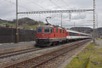 Re 4/4 II 11143 durchfährt den Bahnhof Gelterkinden. Die Aufnahme stammt vom 11.03.2020.