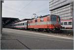 Die SBB Re 4/4 11108 wartet mit dem EC  Transalpin  nach Graz in Zürich HB auf die Abfahrt. 

24. Juni 2018