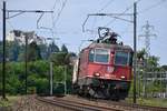 Re 420 249-5 legt sich vor der Kulisse des Schlosses Lenzburg zwischen Lenzburg und Othmarsingen in die Kurve, aufgenommen am 23.05.2020.