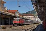 Die SBB Re 4/4 11195 und eine weitere sind mit ihrem Dispozug in einem IR90er Umlauf unterwegs und verlassen Vevey in Richtung Lausanne.