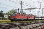 Doppeltraktion, mit den Re 4/4 II 11157 und 11152, durchfährt den Bahnhof Pratteln.