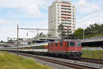 Re 4/4 II 11132 fährt Richtung Bahnhof Muttenz. Die Aufnahme stammt vom 19.06.2020.