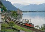 Zwei SBB Re 4/4 II fahren mit einem  Dispozug  durch die Station Veytaux-Chillon in Richtung Lausanne. Im Hintergrund ist das Château de Chillon zu sehen. 

4. Sept. 2017