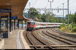 SBB Re 4/4 II 11130 durchfährt am 16. August 2020 mit einem IC4 Zürich - Singen den Bahnhof Bülach.