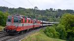 Re 4/4 II 11108 und 11109 bei leichtem Regen unterwegs nach Basel SBB mit dem IR 1964, aufgenommen bei Villnachern AG am Morgen des 22.08.2020.