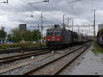 SBB - Lok 420 253-7 vor Güterwagen bei der durchfahrt in Prattelen am 25.09.2020