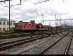 SBB - Lok  420 255-2 vor Güterwagen bei der durchfahrt in Prattelen am 25.09.2020