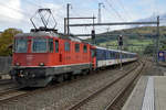  Bobo Sandwiche EW II  als ICE 70070 mit Re 420 125-7, BDto 50 85 8 233 928-1 und Re 420 143-0 anlässlich der Bahnhofsdurchfahrt Sissach am 12. Oktober 2020.
Foto: Walter Ruetsch