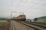 Die Re 4/4 11101 berquert gerade die Reussbrcke mit einem Regionalzug, am 22.3.04 auf der Strecke Oberrti - Rotkreuz