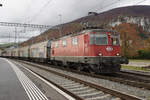 Re 4/4 II 11141, ehemals Swiss Express, im Güterverkehr.
Noch in ihren alten Tagen wechselte diese Exotin von SBB Personenverkehr zu SBB Cargo National.
Anlässlich der Bahnhofsausfahrt Oensingen vom 28. Oktober 2020.
Foto: Walter Ruetsch