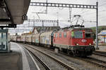 Re 4/4 II 11141, ehemals Swiss Express, im Güterverkehr.
Noch in ihren alten Tagen wechselte diese Exotin von SBB Personenverkehr zu SBB Cargo National.
Beim Zwischenhalt in Oensingen vom 28. Oktober 2020.
Foto: Walter Ruetsch