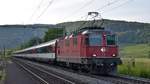 Re 4/4 II 11133 ist am Abend des 19.06.19 von Basel SBB kommend in Richtung Brugg AG unterwegs, aufgenommen bei der Durchfahrt in Hornussen AG an der Bözbergstrecke.