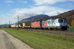 Re 4/4 II Doppeltraktion bestehend aus den Re 420 250-3 und Re 420 232-1 mit einem sehr langen gemischten Güterzug zwischen Oensingen und Oberbuchsiten unterwegs am 30. Oktober 2020.
Foto: Walter Ruetsch