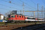 Re 4/4 II 11303 durchfährt den Bahnhof Pratteln. Die Aufnahme stammt vom 06.11.2020.