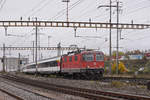 Re 4/4 II 11134 durchfährt den Bahnhof Pratteln. Die Aufnahme stammt vom 04.11.2020.