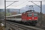Re 4/4 11112 unterwegs mit IR 1975 nach Zürich HB bei Zeihen AG, aufgenommen am 06.12.2020, Gruss zurück an den Lokführer und allzeit gute Fahrt!
