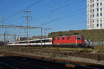 Re 4/4 II 11181 durchfährt den Bahnhof Pratteln. Die Aufnahme stammt vom 18.11.2020.