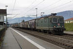 Noch stand die letzte Grüne von SBB CARTGO NATIONAL, die Re 420 330-3, am 23. Dezember 2020 im Einsatz bei Deitingen.
Auch ihr langes Leben geht leider bald zu Ende.
Foto: Walter Ruetsch  