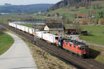 Re 420 349-3 mit einem Containerzug für Pistor bei Wauwil auf der Fahrt nach Rothenburg am 5.