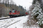 Re 420 240-2 mit Kehrichtzug bei Wiler bei Utzenstorf am 9. Februar 2021.
Foto: Walter Ruetsch