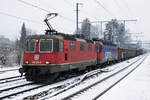 Re 10 bestehend aus der Re 420 324-6 und der Re 620 660  Tavannes  am 10. Februar 2021  bei der Ankunft an ihrem Zielort Gerlafingen.
Foto: Walter Ruetsch