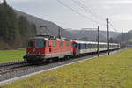 Re 4/4 II 11112, BDt 50 85 82-34 905-8 und die Re 4/4 II 11141 fahren Richtung Bahnhof Gelterkinden.