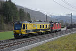 Am 26.02.2021 schleppt die Re 420 265-1 den Ultraschall-Schienenprüfzug Sperry Rail International D-SESAF 99 80 9660 001-5 Richtung Bahnhof Tecknau.