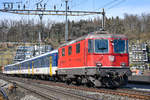 Re 4/4 II 11112 mit IR 36 nach Zürich HB am 23.03.2021 kurz vor der Einfahrt in den Bahnhof Brugg AG.