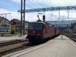 Berner Oberland 2007 - Mit einer  Rollenden Landstrae (RoLa)  durcheilen am 12.07.2007 in der Mittagshitze die beiden SBB 11628 und 11257 den Bahnhof Spiez vom Ltschberg kommend. Der grte Teil der RoLa´s am ltschberg wird jedoch von der BLS gefahren, so dass das Bild einen kleinen Seltenheitswert besitzt.