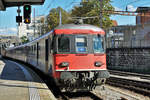 SBB EW l Personenwagen adieu.
Die SBB sagte den EW l Personenwagen anfangs April 2021 adieu.
Nach rund 60 Jahren ging mit ihrer Pensionierung ein grosses Stück Schweizer Bahngeschichte verloren. Zu den letzten regelmässigen Einsätzen kam es während den letzten Jahren an Werktagen im Birstal auf der S3 für die Führung der Einsatzzüge.
Noch war am 24. August 2020 im Bahnhof Basel SBB das Ausfahrtssignal auf grün für den ausfahrenden EW l Pendel mit der Re 4/4 ll 11300.
Foto: Walter Ruetsch