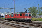 Doppeltraktion, mit den Re 4/4 II 11304 und 11191 durchfährt den Bahnhof Rupperswil.