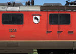 Die Re 620 239-6  PORRENTRUY  mit einem Holzzug auf die Abfahrt wartend in Glovelier am 2.