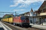 Re 420 244-6 mit Postzug vor der Kulisse vom Maison de Gléresse in La Neuveville am 10. August 2021.
Foto: Walter Ruetsch