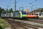 GROSSER BAHNHOF SINGEN mit  SCHWEIZERLOK-TREFFEN  am 14. August 2021.
Infolge Sperrung der Rheintalbahn während drei Wochenenden wurden viele Züge über die Schwarzwaldbahn umgeleitet.
Verewigt wurden diverse Impressionen vom Grossverkehr in Singen.
Zusammentreffen von der BLS Re 485 012 und der SBB Re 4/4 11109, ehemals SWISS EXPRESS während den Rangierfahrten.
Foto: Walter Ruetsch