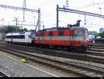 SBB - 420 109 und 560 238im Bahnhof Biel am 20.09.2021