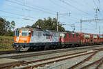 Re 420 503 von der Rhomberg Sersa Rail Group mit dem neuen Anstrich vor einem Kieszug Schlieren-Zweidlen bei der Ankunftin in Zweidlin am 18.