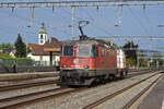 Am 25.09.2021 schleppt die Re 420 295-8 die Sersa Rangierlok 847 951-1  Gretli  durch den Bahnhof Rupperswil.