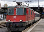 IC 3 Chur-Sargans-Lanquart-Chur
mit der Re 420 199-2, (Re 4/4 11199), in Zürich-HB am 5. Dezember 2021.
Foto: Walter Ruetsch