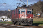 Unter dem  Schutz  der Habsburg ist Re 420 244-6 als Lokzug nach Wildegg AG unterwegs, aufgenommen am Nachmittag des 17.01.2022.