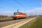 Die Re 4/4  11109 mit der orange-weissen Lackierung, weshalb sie auch den Spitznamen Cremeschnitte trägt, fährt als Lokextrazug durch Deitingen Richtung Solothurn.